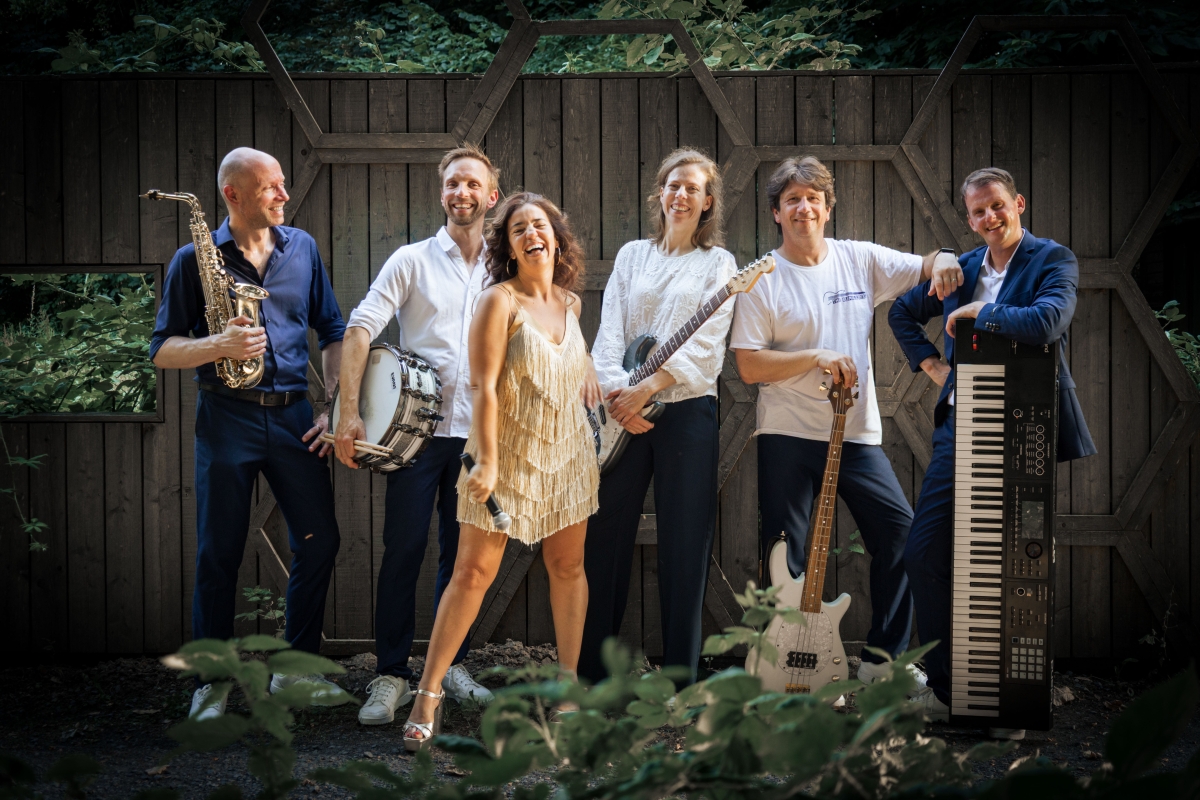 Partycoverband The BumbleBeez — photo 2