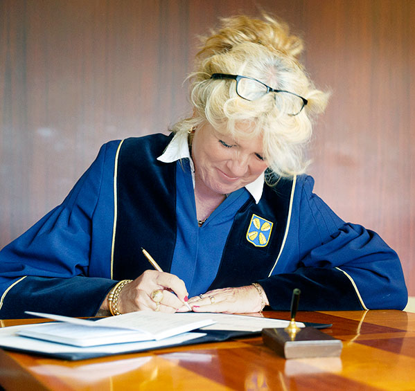 Marian van Veluwen, Unieke trouwambtenaar